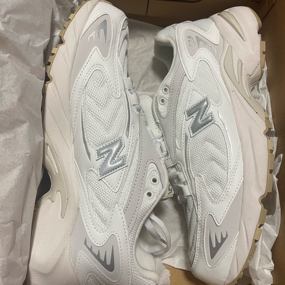New Balance White and Gray Men's Shoes - Picture 1 of 3